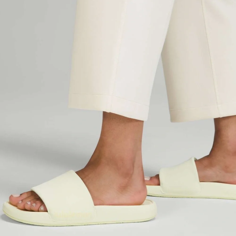 Lululemon Softstreme High-Rise Straight Leg Crop Bone - Size 6 Like NEW! - Picture 4 of 10